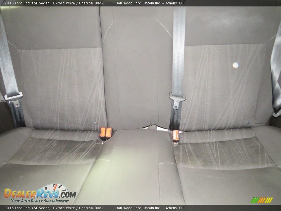 2016 Ford Focus SE Sedan Oxford White / Charcoal Black Photo #19