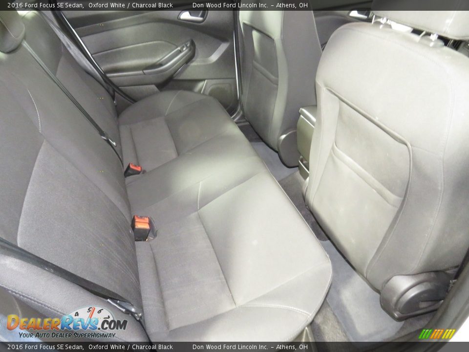 2016 Ford Focus SE Sedan Oxford White / Charcoal Black Photo #23