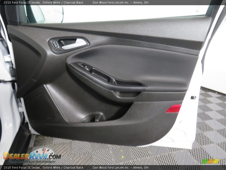 2016 Ford Focus SE Sedan Oxford White / Charcoal Black Photo #24