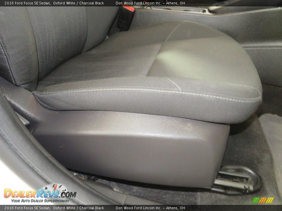 2016 Ford Focus SE Sedan Oxford White / Charcoal Black Photo #25
