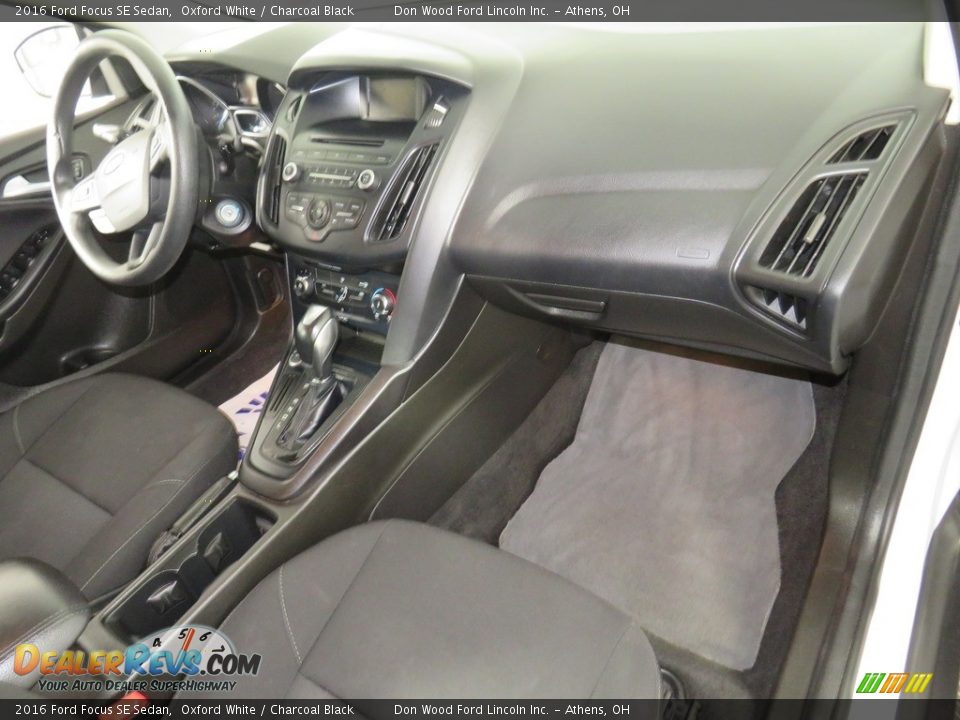 2016 Ford Focus SE Sedan Oxford White / Charcoal Black Photo #26