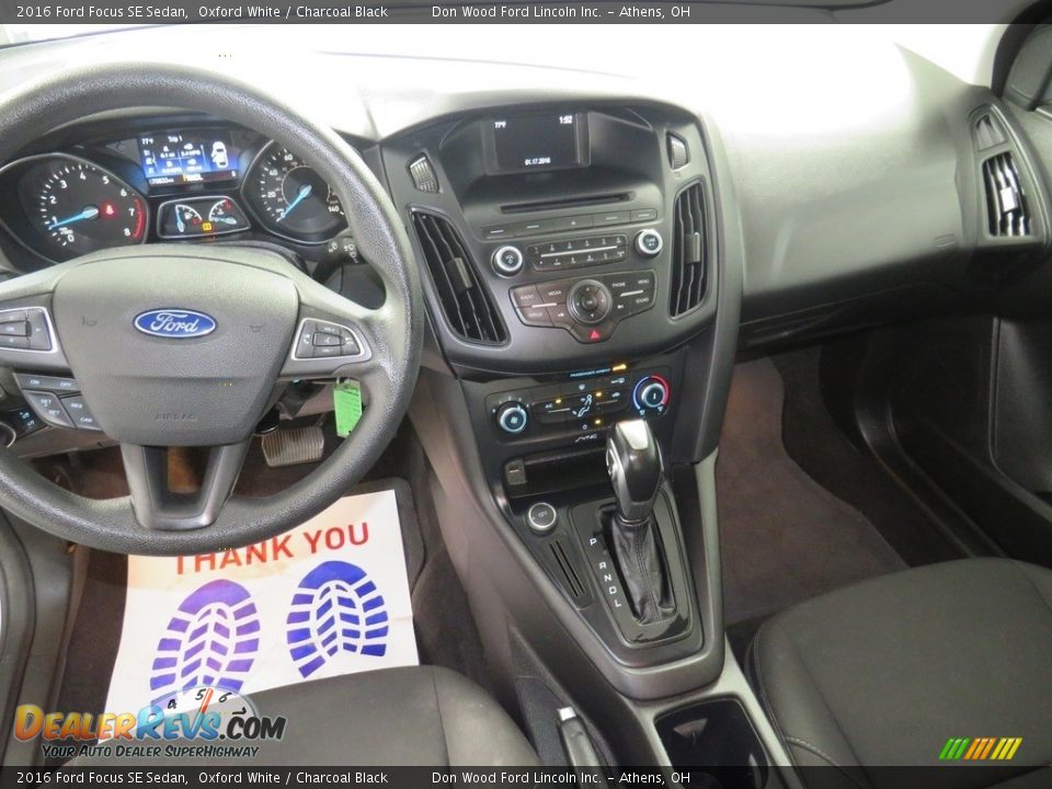 2016 Ford Focus SE Sedan Oxford White / Charcoal Black Photo #30