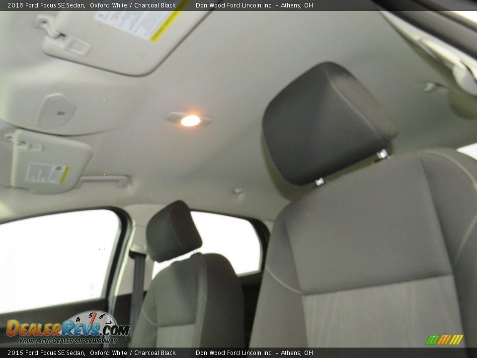2016 Ford Focus SE Sedan Oxford White / Charcoal Black Photo #31