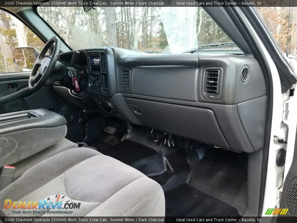 Dashboard of 2006 Chevrolet Silverado 2500HD Work Truck Crew Cab Photo #11