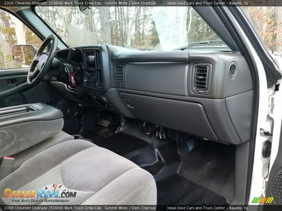 Dashboard of 2006 Chevrolet Silverado 2500HD Work Truck Crew Cab Photo #11