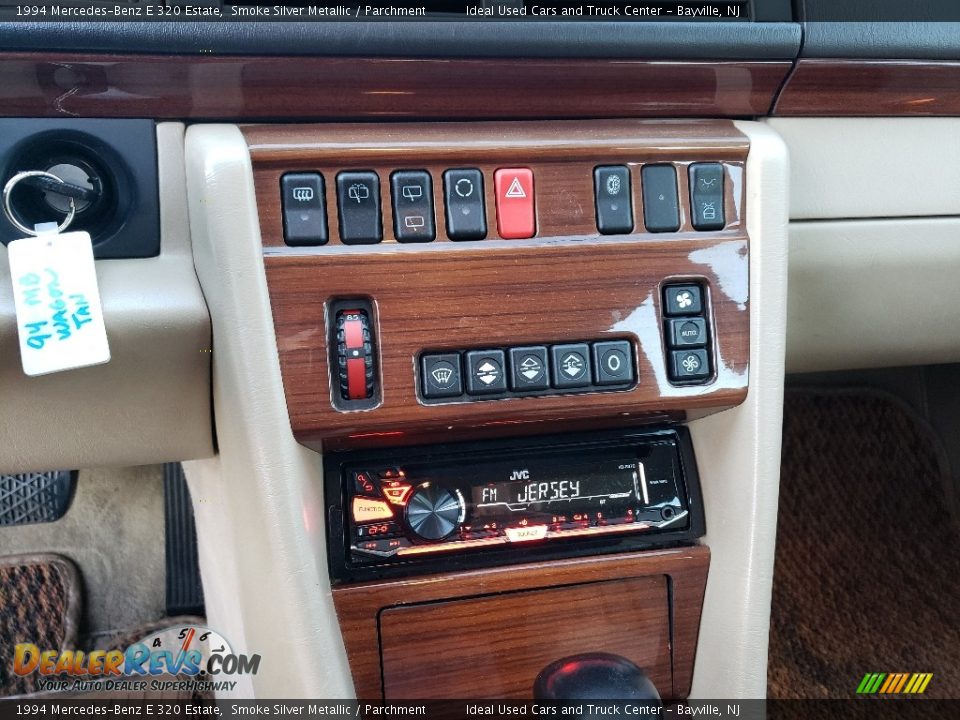 Controls of 1994 Mercedes-Benz E 320 Estate Photo #17