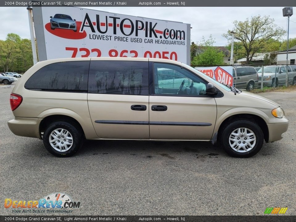 2004 Dodge Grand Caravan SE Light Almond Pearl Metallic / Khaki Photo #2