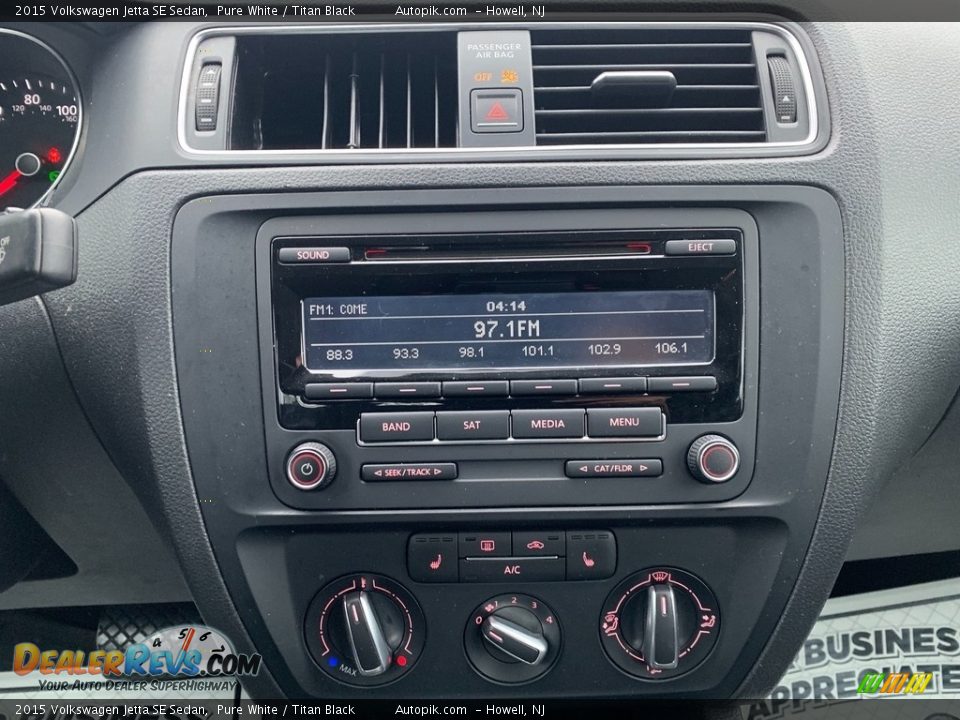 Controls of 2015 Volkswagen Jetta SE Sedan Photo #17