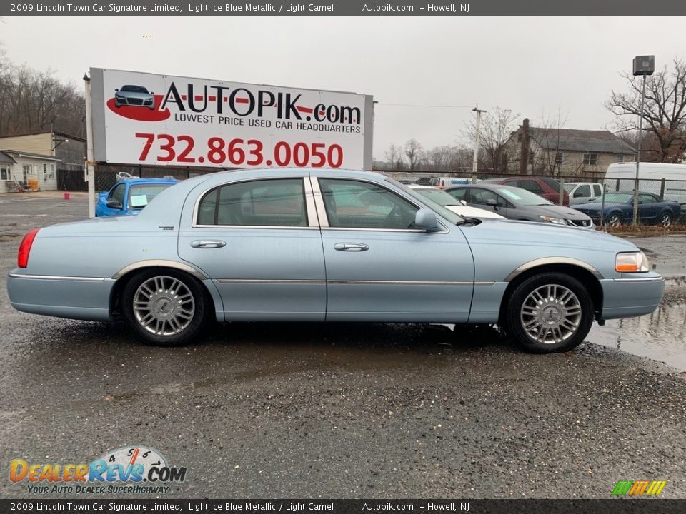 2009 Lincoln Town Car Signature Limited Light Ice Blue Metallic / Light Camel Photo #2