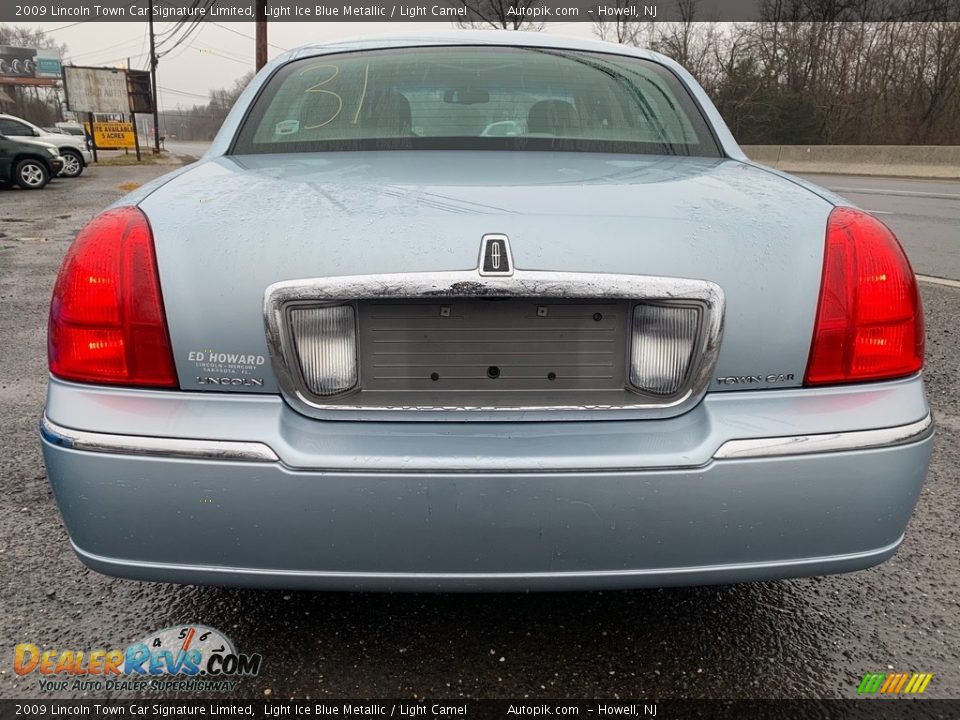 2009 Lincoln Town Car Signature Limited Light Ice Blue Metallic / Light Camel Photo #3