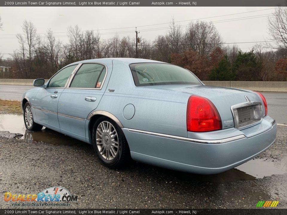 2009 Lincoln Town Car Signature Limited Light Ice Blue Metallic / Light Camel Photo #4