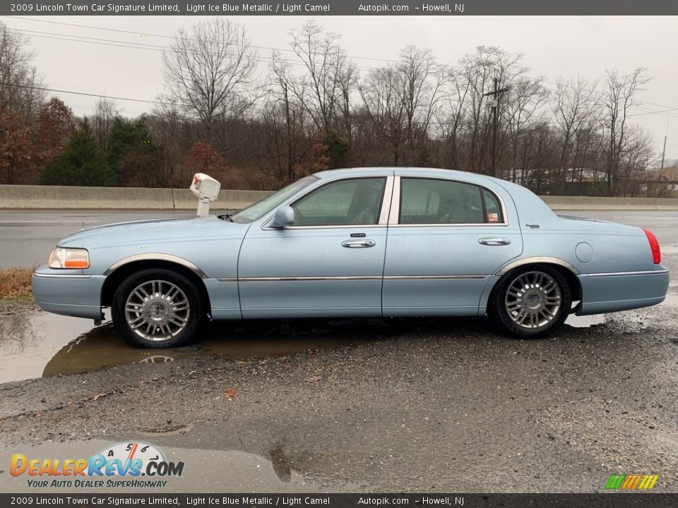 2009 Lincoln Town Car Signature Limited Light Ice Blue Metallic / Light Camel Photo #5