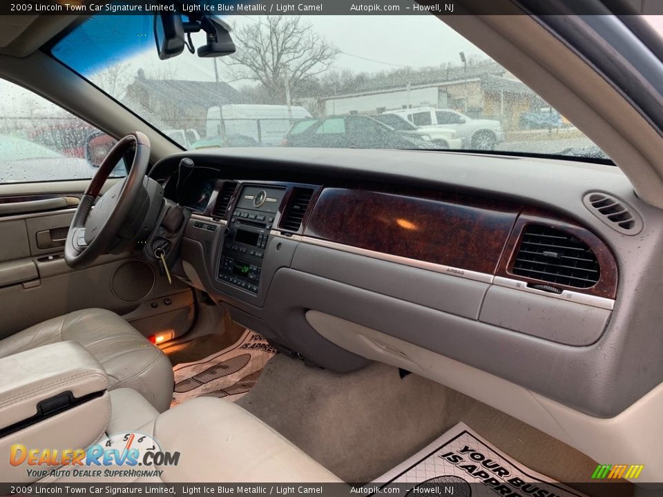 2009 Lincoln Town Car Signature Limited Light Ice Blue Metallic / Light Camel Photo #16