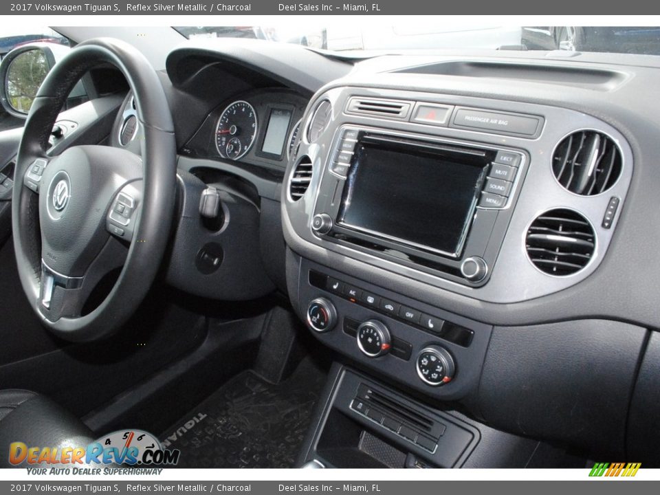 2017 Volkswagen Tiguan S Reflex Silver Metallic / Charcoal Photo #19