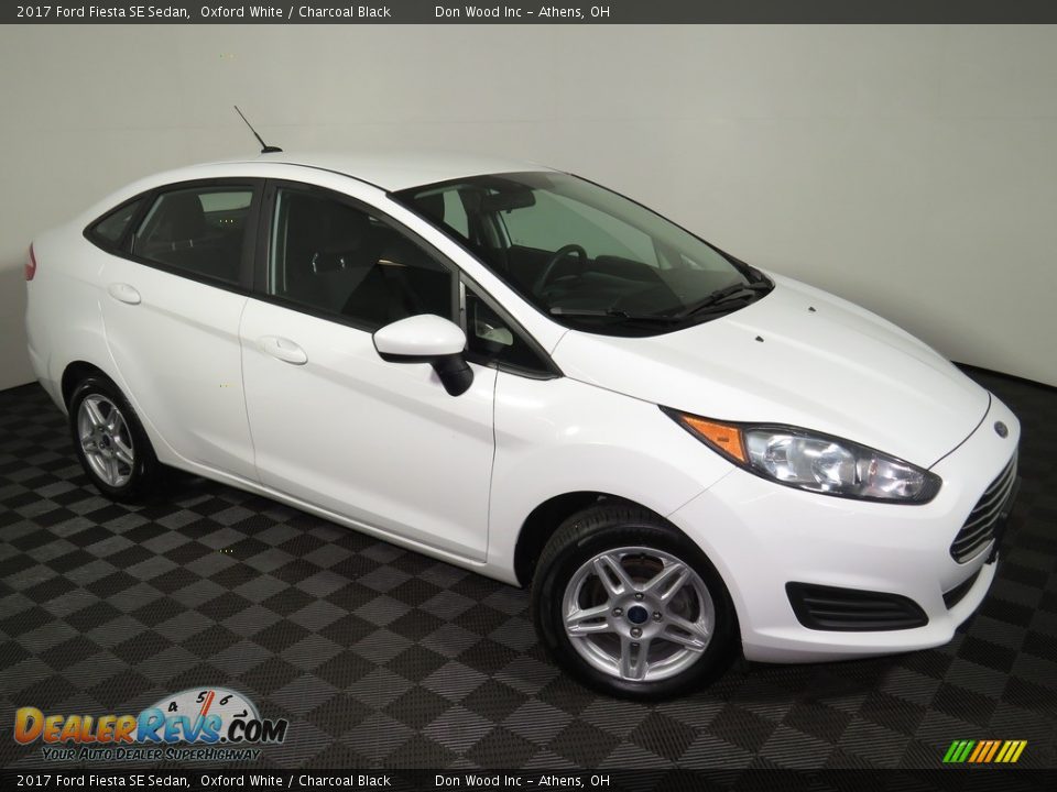 2017 Ford Fiesta SE Sedan Oxford White / Charcoal Black Photo #2