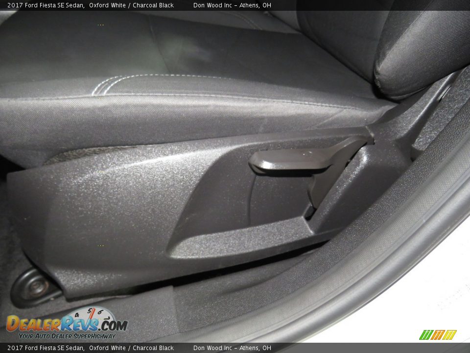 2017 Ford Fiesta SE Sedan Oxford White / Charcoal Black Photo #17