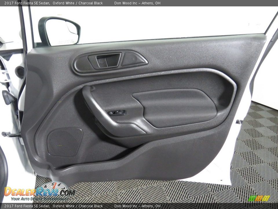 2017 Ford Fiesta SE Sedan Oxford White / Charcoal Black Photo #24