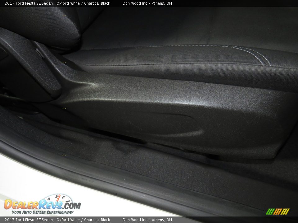 2017 Ford Fiesta SE Sedan Oxford White / Charcoal Black Photo #25