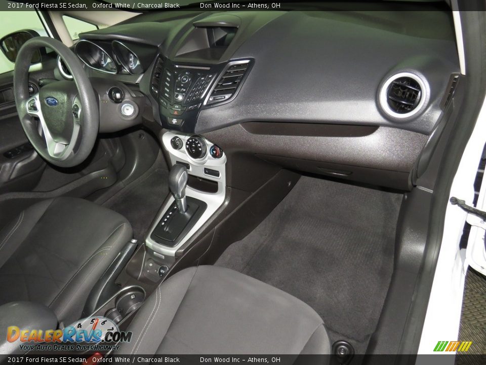2017 Ford Fiesta SE Sedan Oxford White / Charcoal Black Photo #26