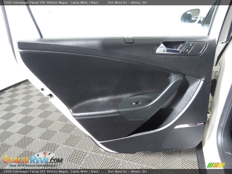 Door Panel of 2008 Volkswagen Passat VR6 4Motion Wagon Photo #21