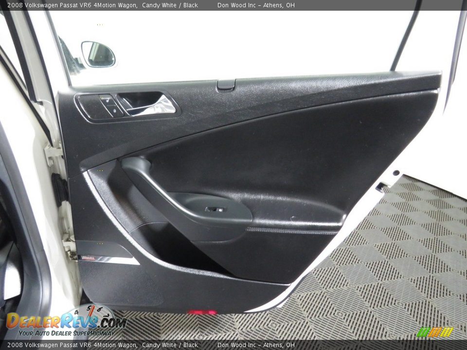 Door Panel of 2008 Volkswagen Passat VR6 4Motion Wagon Photo #23