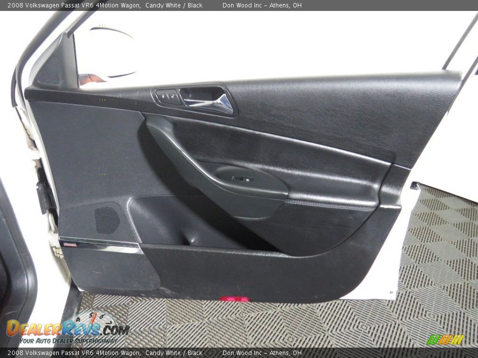 Door Panel of 2008 Volkswagen Passat VR6 4Motion Wagon Photo #25