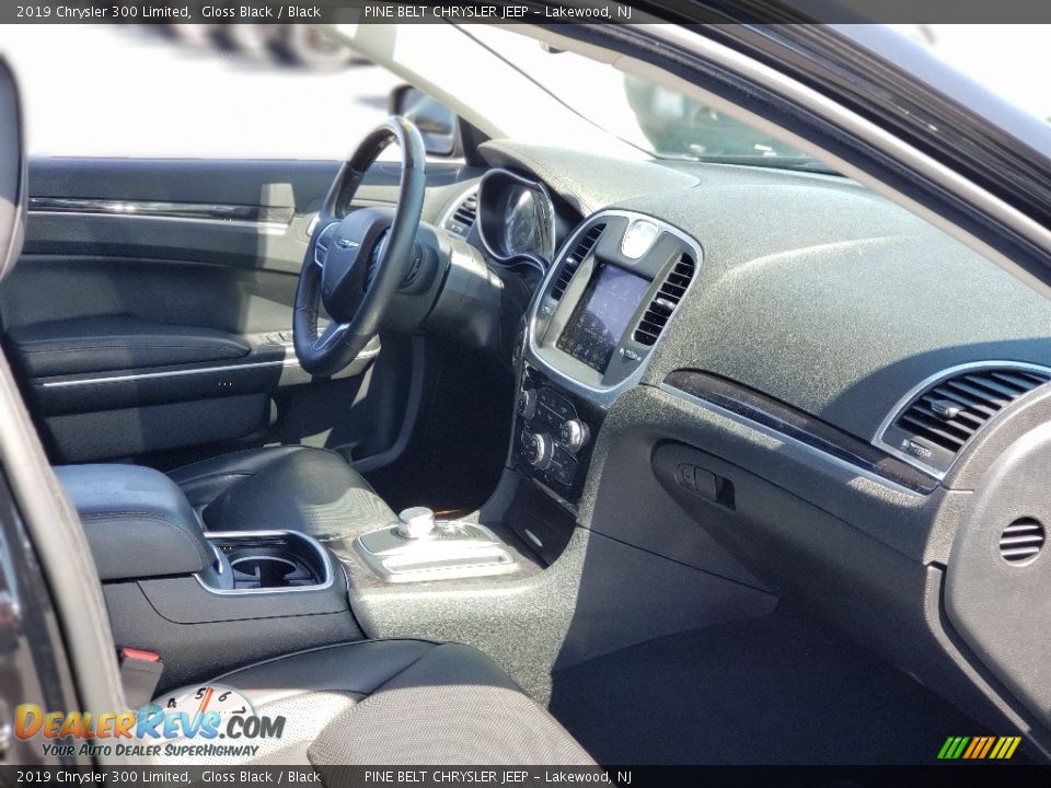 2019 Chrysler 300 Limited Gloss Black / Black Photo #23