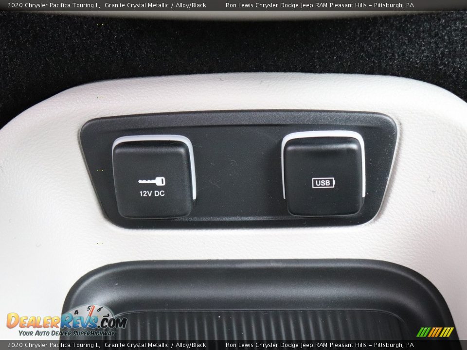 2020 Chrysler Pacifica Touring L Granite Crystal Metallic / Alloy/Black Photo #19