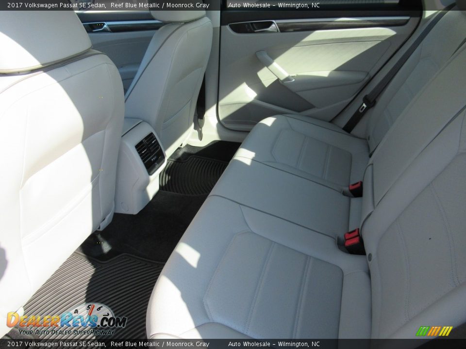 2017 Volkswagen Passat SE Sedan Reef Blue Metallic / Moonrock Gray Photo #12