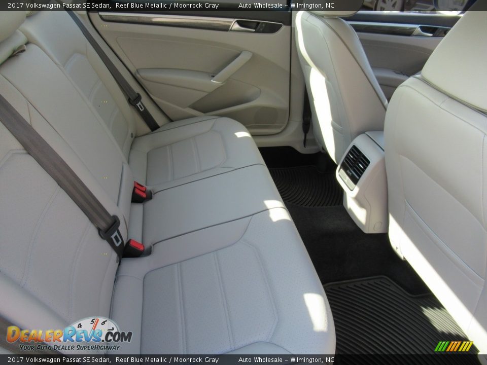 2017 Volkswagen Passat SE Sedan Reef Blue Metallic / Moonrock Gray Photo #14