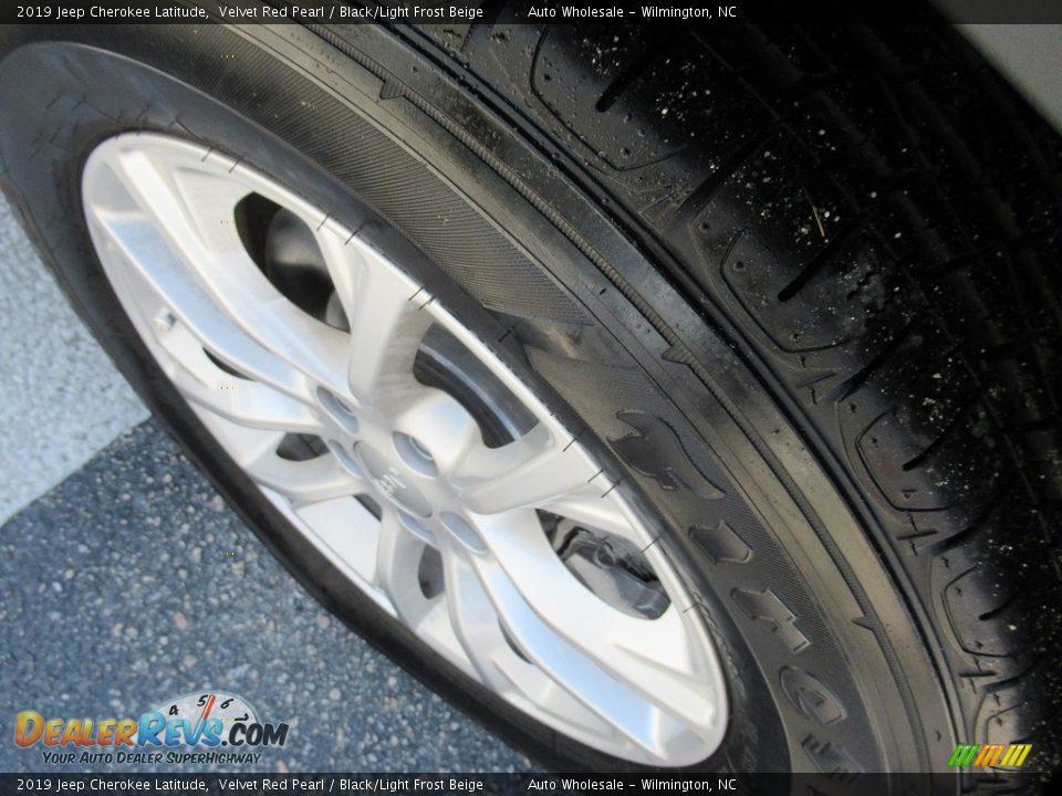 2019 Jeep Cherokee Latitude Velvet Red Pearl / Black/Light Frost Beige Photo #8