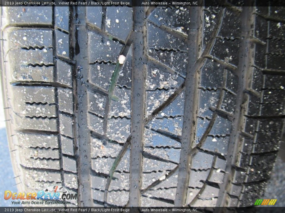 2019 Jeep Cherokee Latitude Velvet Red Pearl / Black/Light Frost Beige Photo #10
