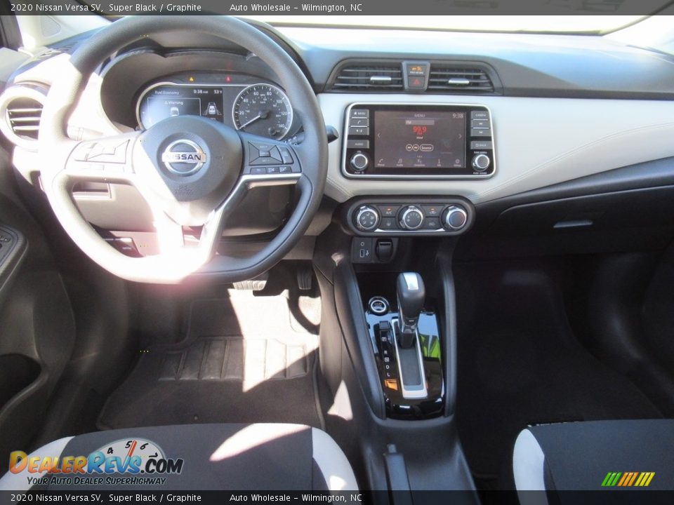 2020 Nissan Versa SV Super Black / Graphite Photo #15