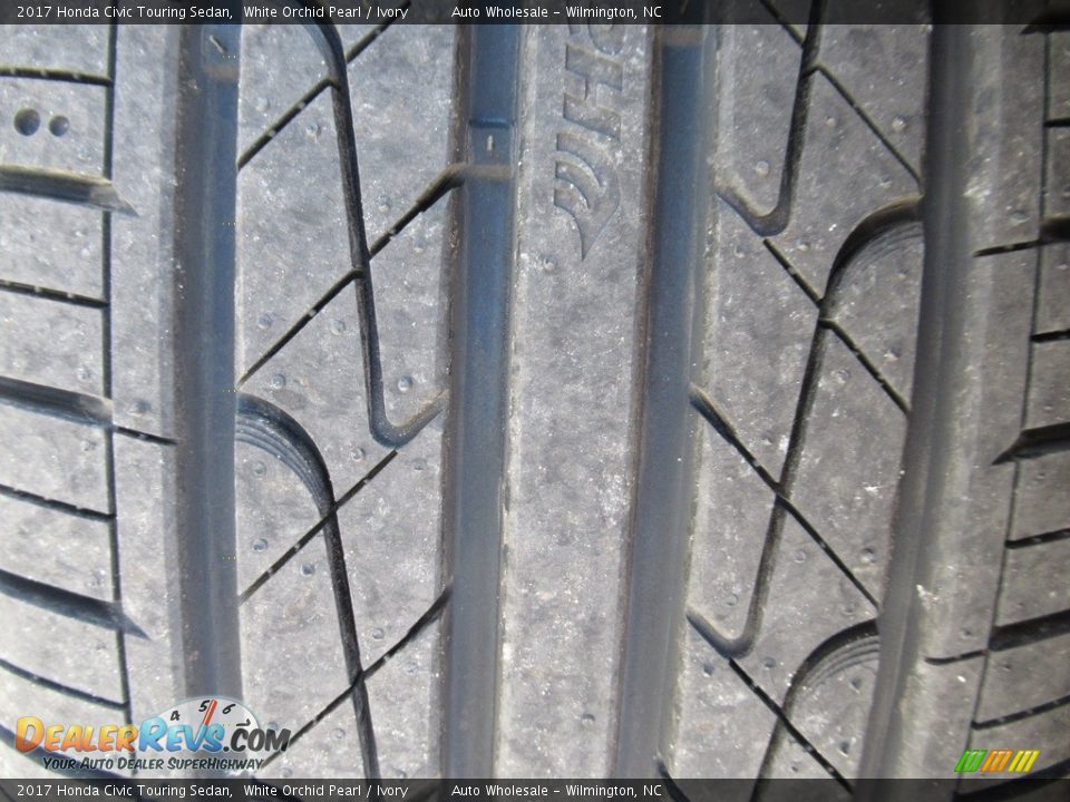 2017 Honda Civic Touring Sedan White Orchid Pearl / Ivory Photo #9
