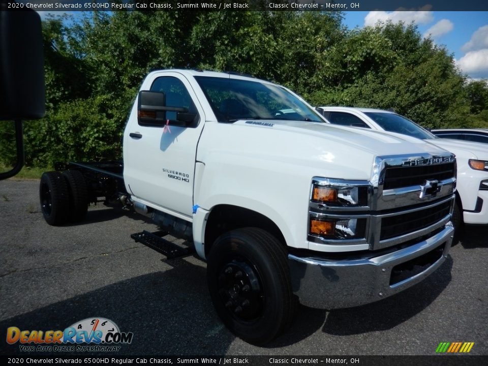 Front 3/4 View of 2020 Chevrolet Silverado 6500HD Regular Cab Chassis Photo #3
