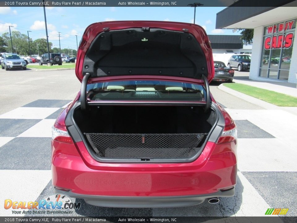 2018 Toyota Camry XLE Ruby Flare Pearl / Macadamia Photo #5