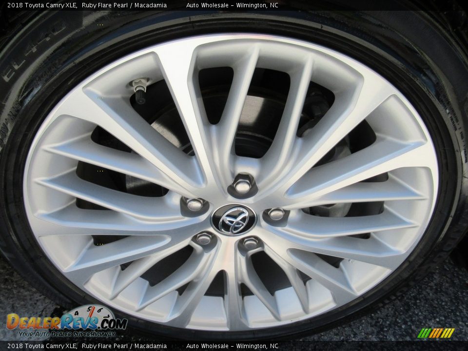 2018 Toyota Camry XLE Ruby Flare Pearl / Macadamia Photo #7