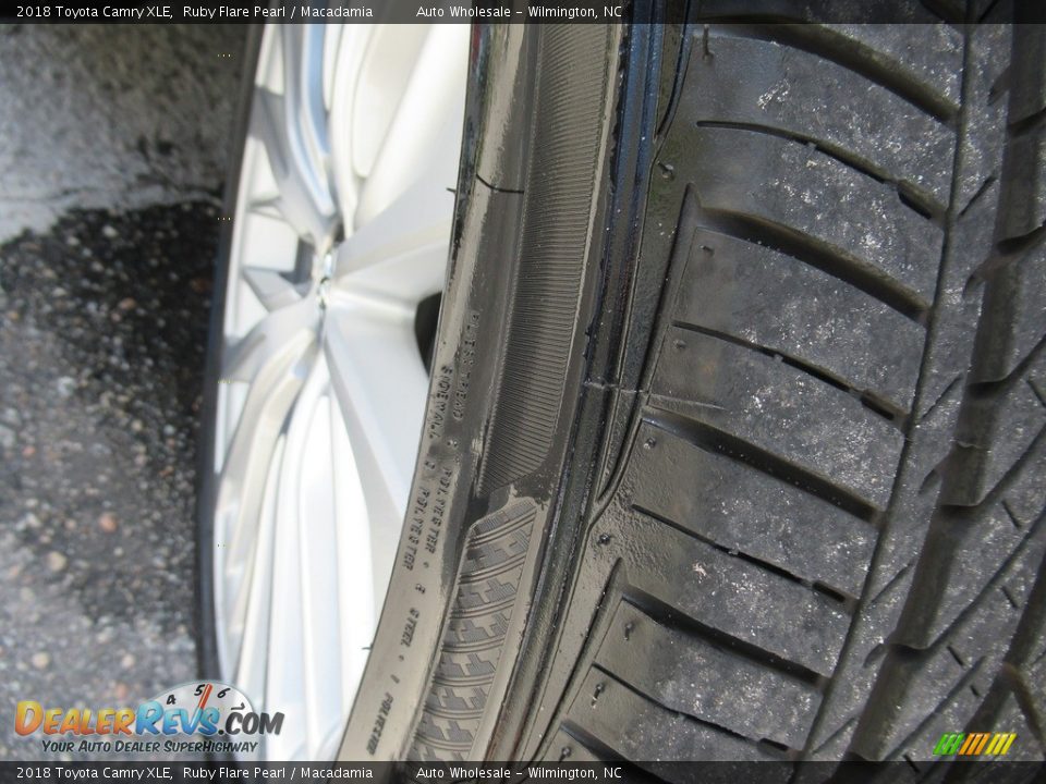 2018 Toyota Camry XLE Ruby Flare Pearl / Macadamia Photo #8