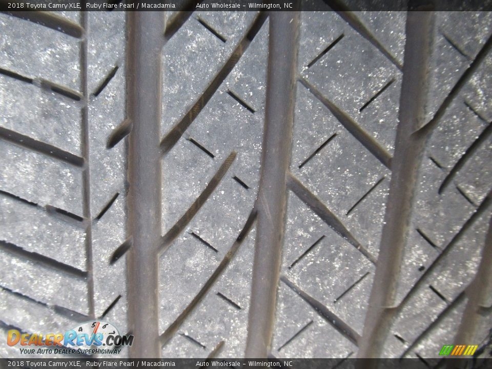 2018 Toyota Camry XLE Ruby Flare Pearl / Macadamia Photo #9