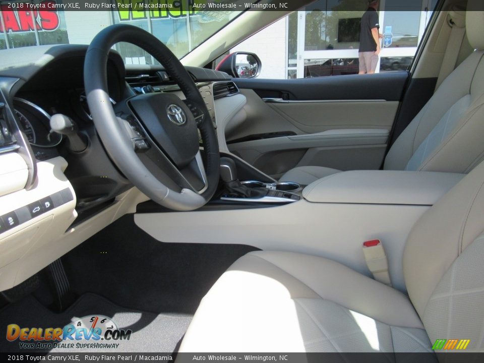2018 Toyota Camry XLE Ruby Flare Pearl / Macadamia Photo #10