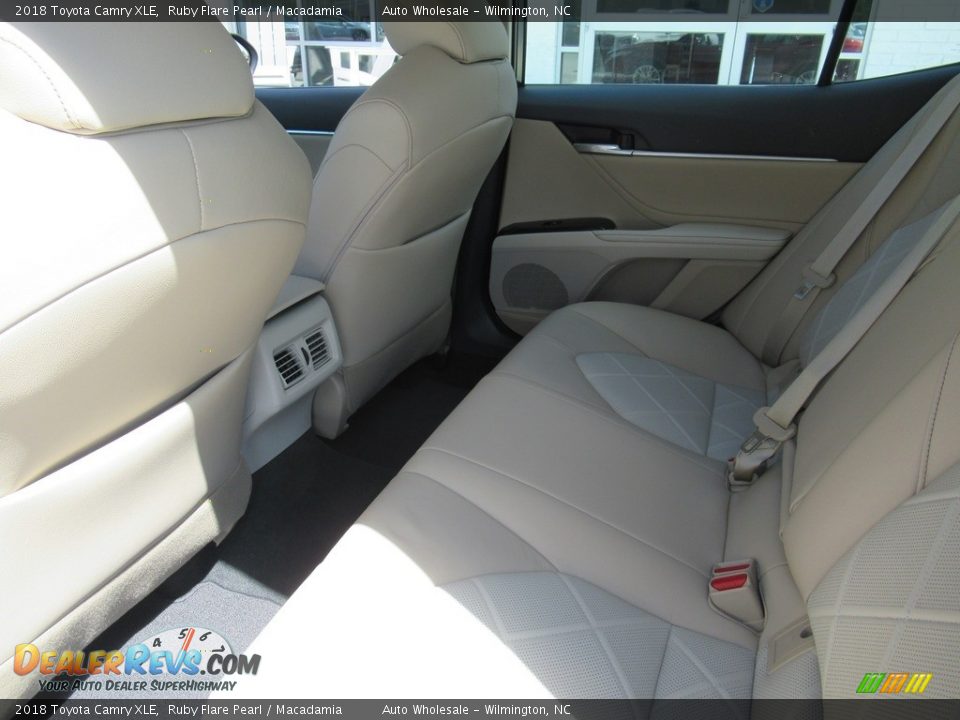 2018 Toyota Camry XLE Ruby Flare Pearl / Macadamia Photo #11