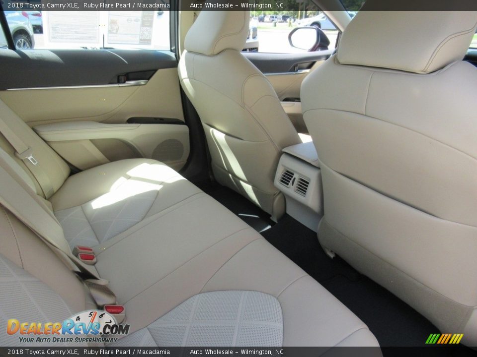 2018 Toyota Camry XLE Ruby Flare Pearl / Macadamia Photo #13
