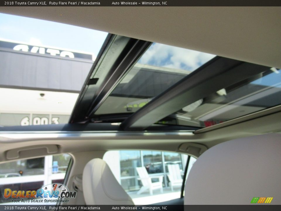 2018 Toyota Camry XLE Ruby Flare Pearl / Macadamia Photo #14