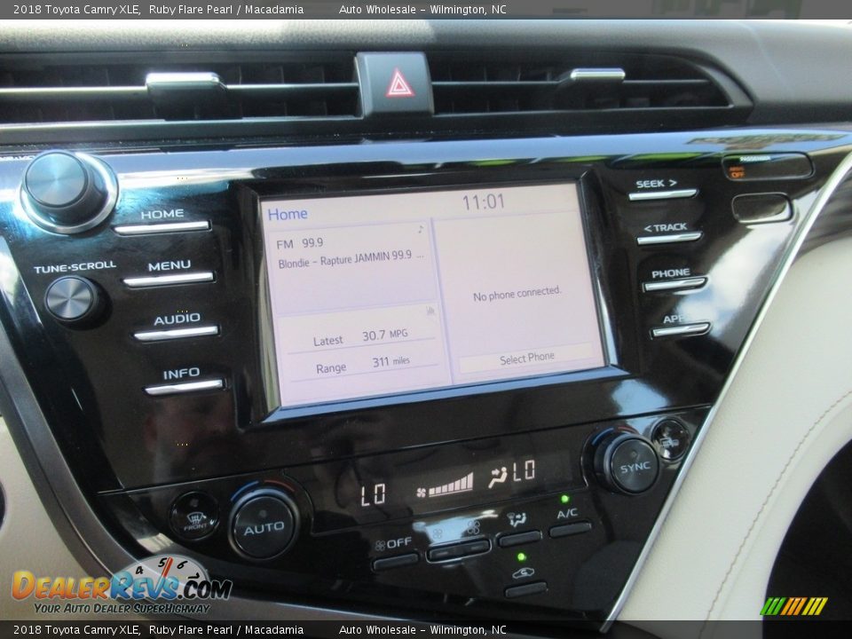 2018 Toyota Camry XLE Ruby Flare Pearl / Macadamia Photo #17
