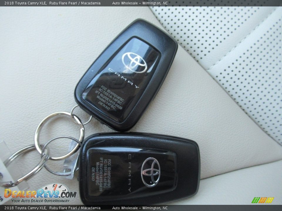 2018 Toyota Camry XLE Ruby Flare Pearl / Macadamia Photo #20