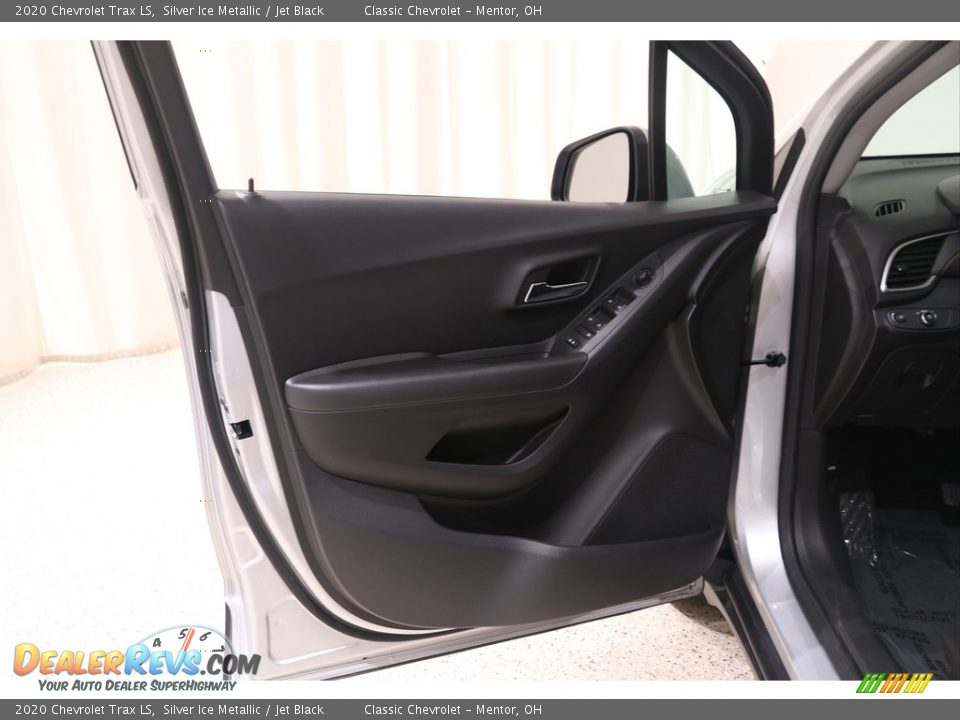 2020 Chevrolet Trax LS Silver Ice Metallic / Jet Black Photo #4