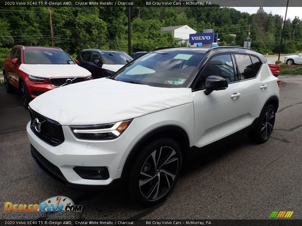 Front 3/4 View of 2020 Volvo XC40 T5 R-Design AWD Photo #5