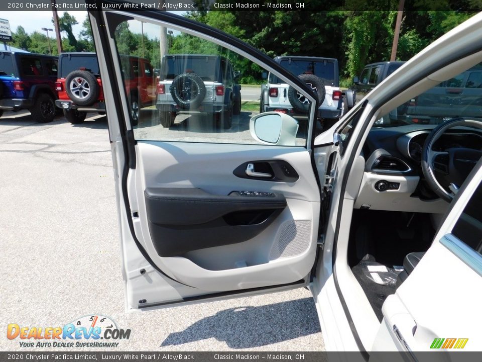 2020 Chrysler Pacifica Limited Luxury White Pearl / Alloy/Black Photo #11