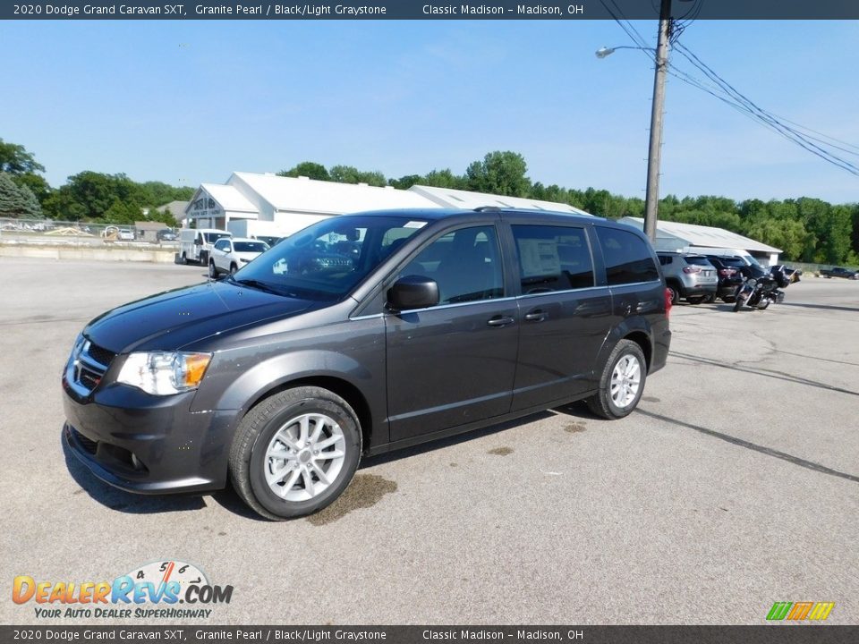 Front 3/4 View of 2020 Dodge Grand Caravan SXT Photo #2