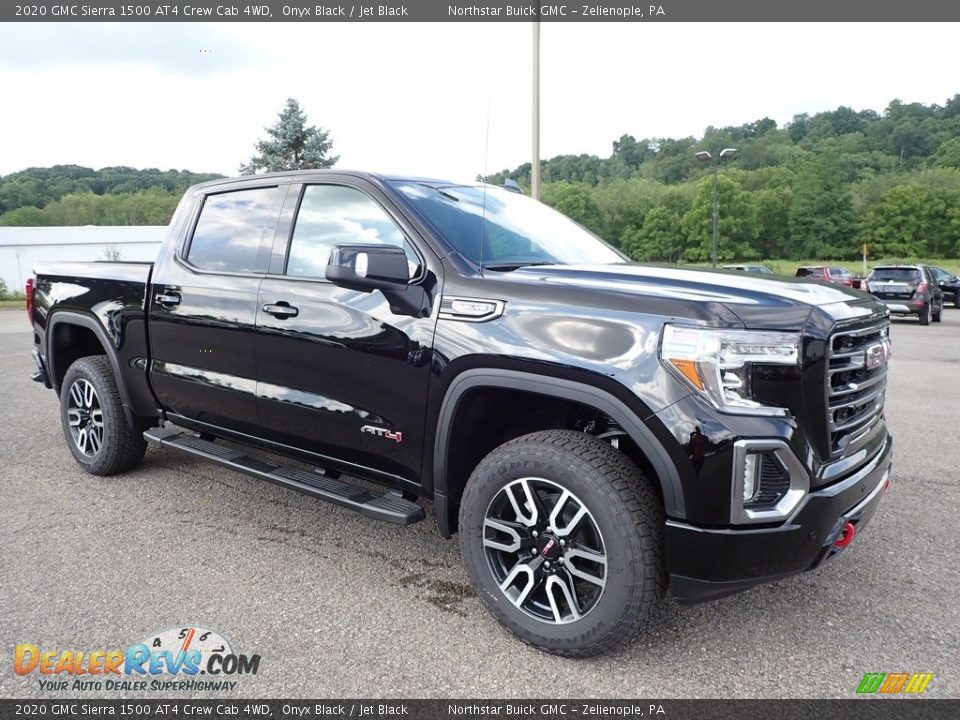 Front 3/4 View of 2020 GMC Sierra 1500 AT4 Crew Cab 4WD Photo #3